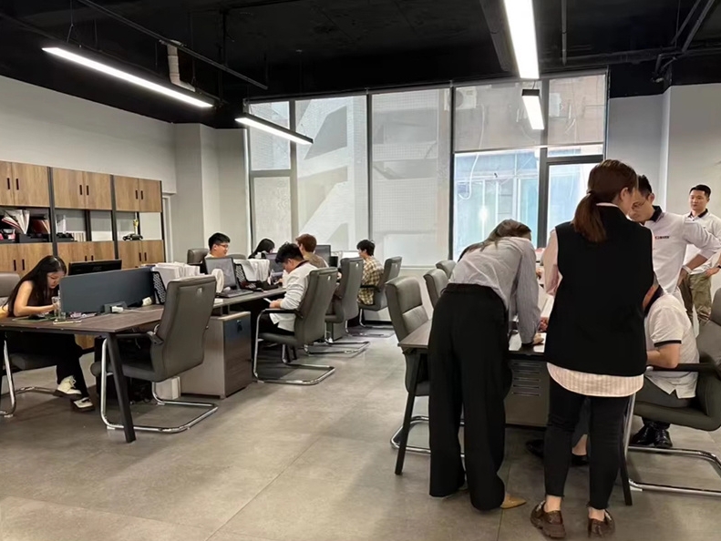 FMLWOODCABINET's tweet photo. 📊 Exciting brainstorming session today at our furniture company! Collaborating on innovative designs to enhance your spaces. Stay tuned for the amazing outcomes! #FurnitureInnovation #Teamwork #FMLWoodenfurniture #fyp #foryou💼✨ https://t.co/8eVtv8q07F