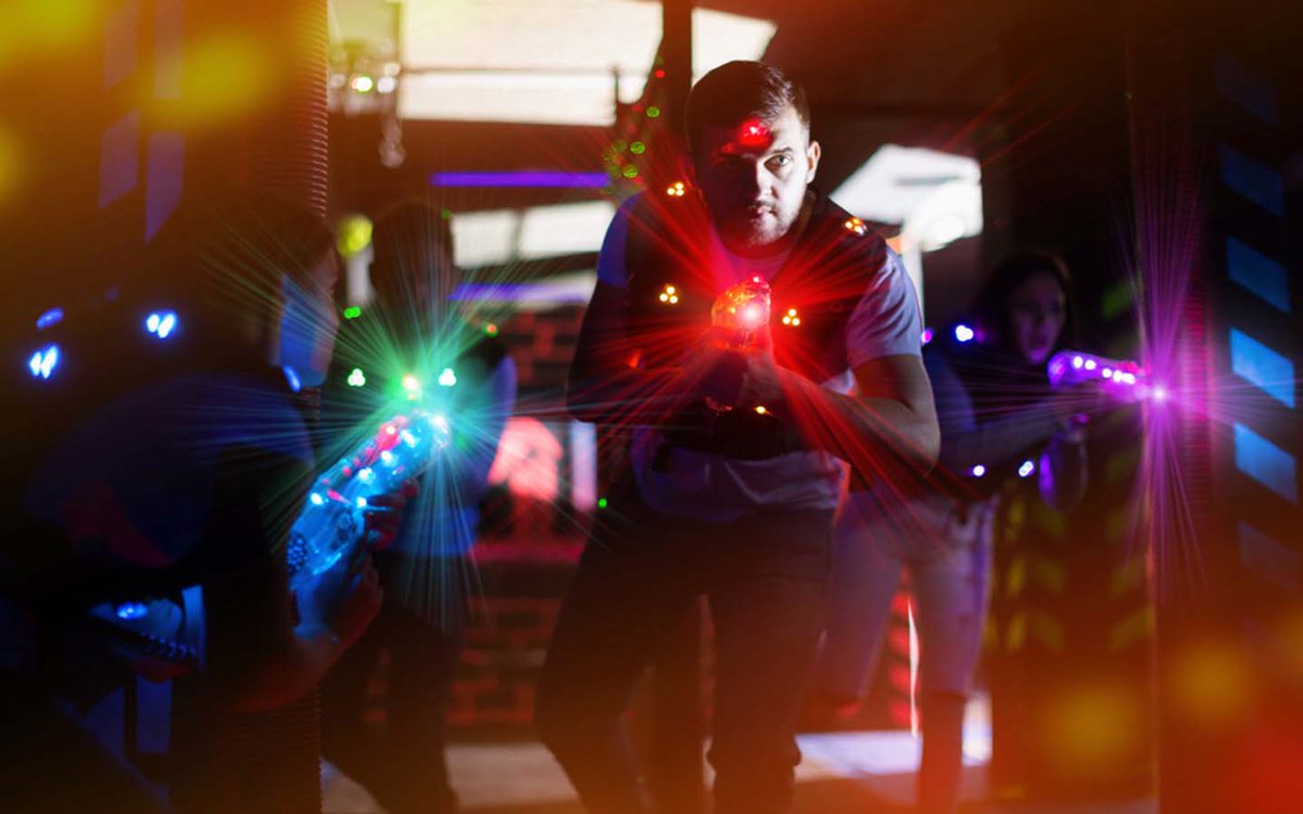 Kartenwwijk's tweet image. Test je reflexen in onze futuristische arena met vrienden. Kom lasergamen bij Kartbaan Winterswijk en maak het onvergetelijk! #Lasergamen kartbaanwinterswijk.nl