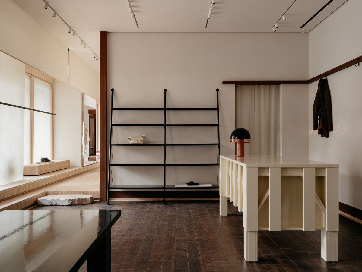 Archello's tweet image. Lemaire’s Chengdu boutique by F.O.G. Architecture creates a serene pause within a busy retail district through layered spatial transitions and refined materiality. 

buff.ly/80HNdUn

#BambooArchitecture #MaterialNarratives #CraftDrivenDesign
