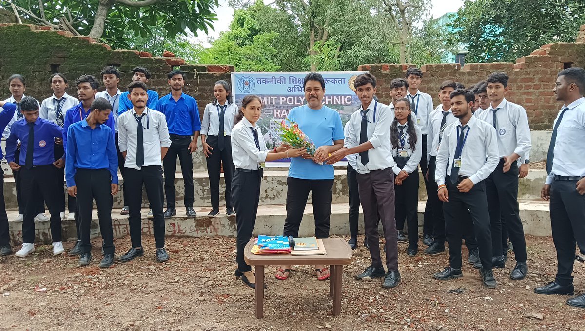 Vmitpolytechnic's tweet photo. 🌟 VMIT-Ranchi is reaching villages to spread the power of technology, empowering rural youth with skills for future jobs. Let’s build a generation ready to create opportunities! 🇮🇳 #TechForAll #SkillIndia #VMITRanchi https://t.co/7D4H6Yx6DQ