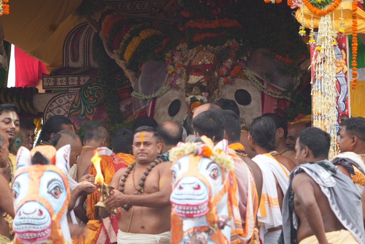 #ଶରଧାବାଲିରେ_୩ରଥ
-ଶରଧାବାଲିରେ ପହଞ୍ଚିଲା ୩ ରଥ
-ତାଳଧ୍ୱଜ, ଦର୍ପଦଳନ ପରେ ପହଞ୍ଚିଲା ନନ୍ଦିଘୋଷ
-ଘଣ୍ଟ, ହୁଳହୁଳି, ହରିବୋଲରେ ପ୍ରକମ୍ପିତ ଶରଧାବାଲି
-ଦର୍ଶନ ପାଇଁ ଶରଧାବାଲିରେ ଭକ୍ତଙ୍କ ସମାଗମ #Religion_Puri #JagannathRathYatra #EmotionalDevotion #DivineVision #OTV