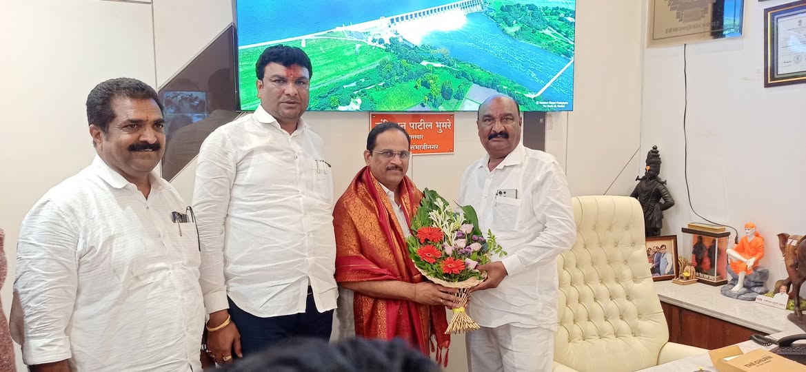 BJPCSNCity's tweet image. छत्रपती संभाजीनगरचे मा. खासदार संदीपानजी भुमरे साहेब व पैठणचे आमदार श्री. विलास भुमरे साहेब यांनी मला शहर जिल्हाध्यक्षपदी निवड झाल्याबद्दल अभिनंदन केले. या वेळी शिवसंग्राम संघटनेचे आमचे मित्र श्री. किशोरभाऊ चौहाणही उपस्थित होते.
#KishoreShitole #Bhumare #ThankYou #BJPCSNCity