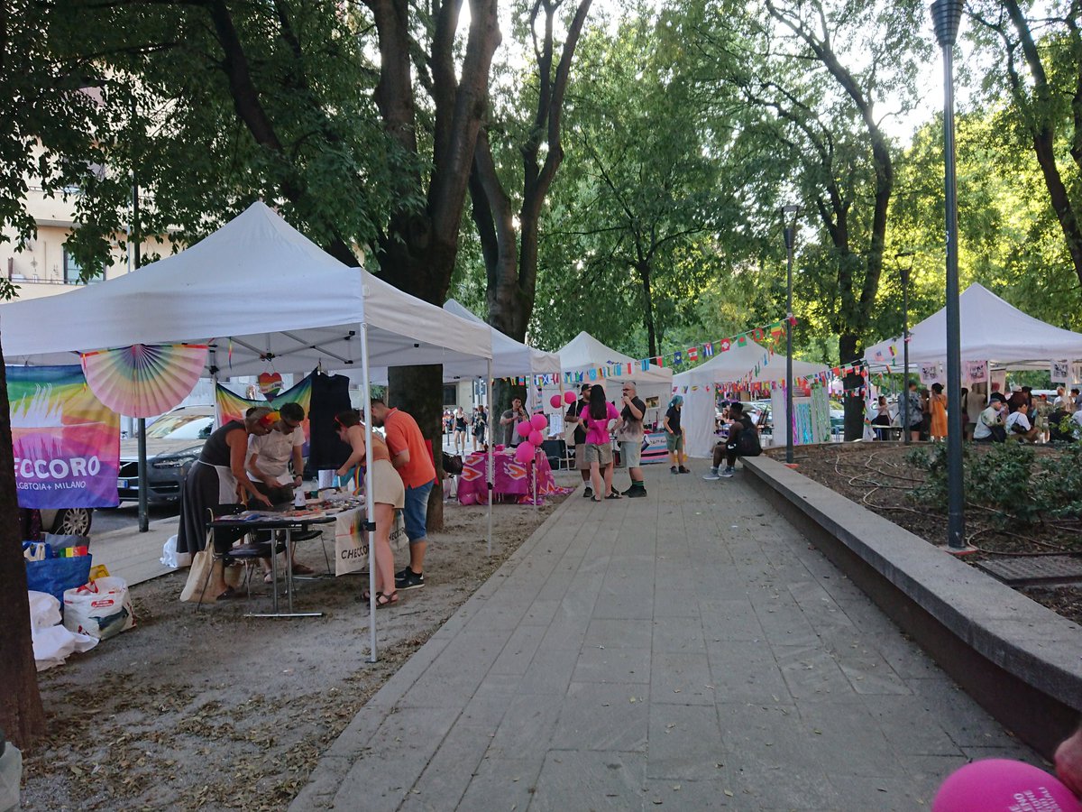 angelopalmeri's tweet photo. Si parla di #scuola sicura, di #Budapest e del suo #Pride2025 vietato da #Orban, oltreché sorridere, fare acquisti e divertirsi insieme alla #PrideSquare di #Milano, al culmine degli eventi del #PrideMonth di quest'anno.
Grazie a @ArcigayMilano e a @MilanoPride.
Oggi #MilanoPride https://t.co/4ZckNiKBta