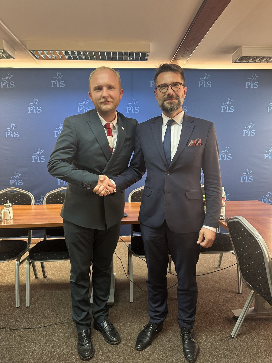 Dz_Kuchynski's tweet image. Great to meet longtime friend @radekfogiel at @pisorgpl HQ.
I briefed him on @tsikhanouski_s release & thanked him for standing with Belarusians in 🇵🇱. We discussed how to free all political prisoners incl. A. Poczobut & 🇵🇱-⚪️🔴⚪️-🇺🇸 ties.
A free #Belarus is key to 🇵🇱 security.