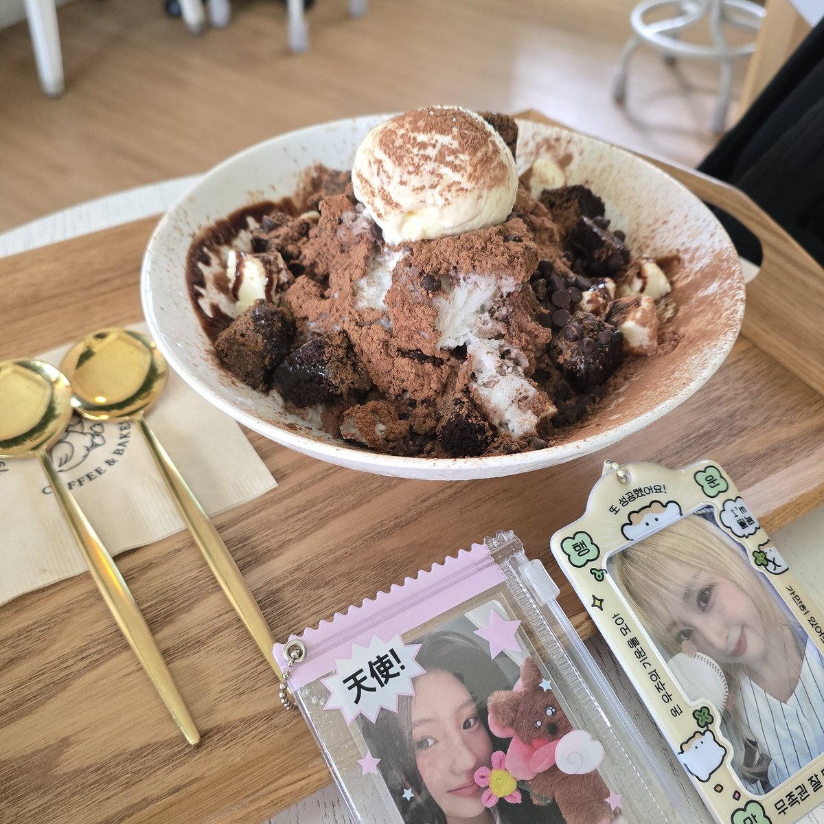 Loong_Ju's tweet image. 📌  79파운야드 합정점

초원희즈와 함께 초코빙수 뿌수기 🍧