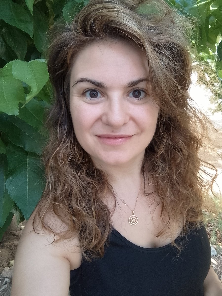 Ya en el pueblo. 
Desde las 7 con la azada. 
Escucho el canturreo de pájaros.
Pienso en plantar jazmín donde antes había romero. 
Ya he regado el huerto. Pronto tendré calabacines.
Este verano la conexión con el universo va a ser directa. 
Me he comprado el router de starlink 😅