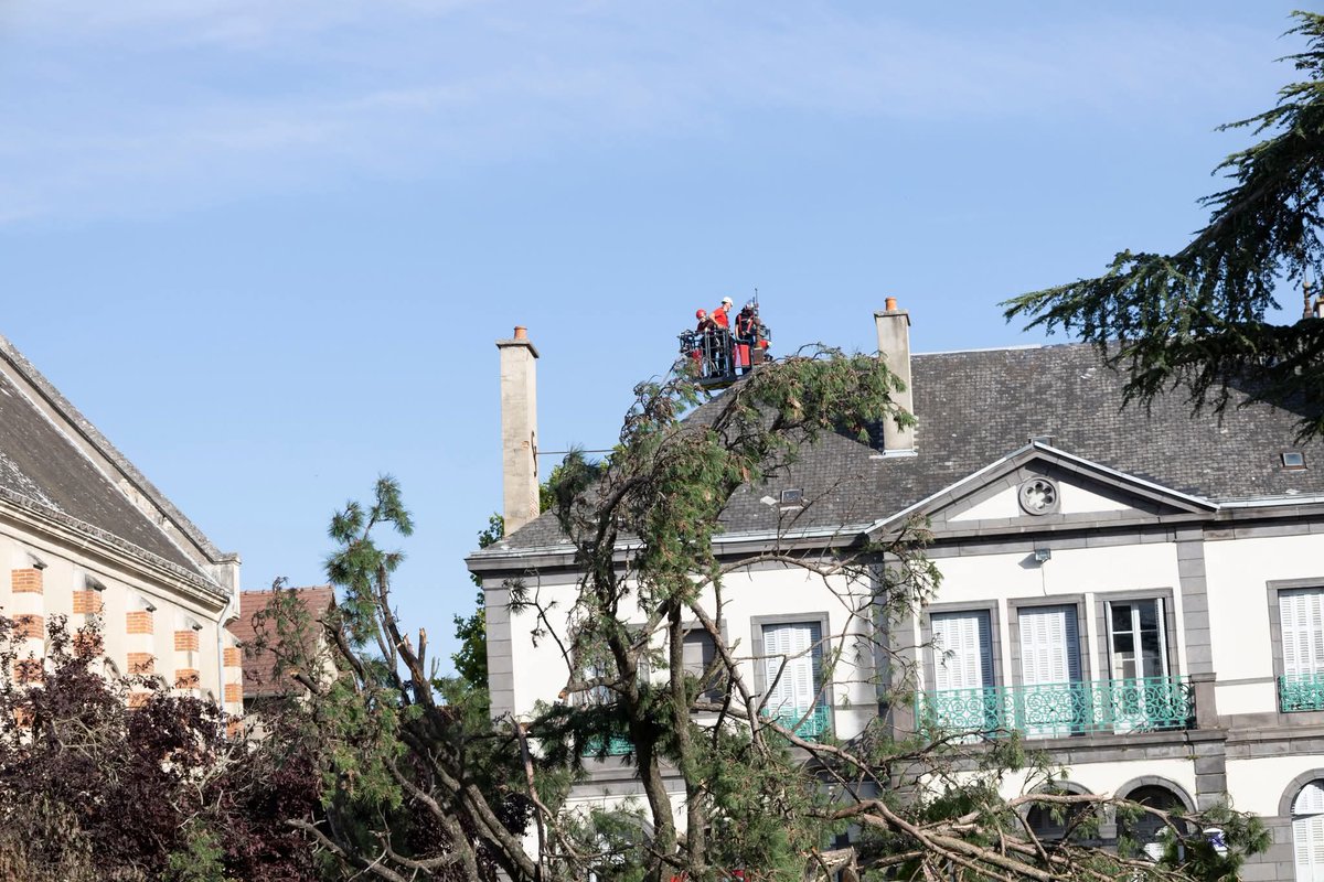 Pompiers03's tweet photo. [#INTEMPERIES]
🚒 La mobilisation se poursuit, en particulier sur le secteur de Saint-Pourçain-sur-Sioule, où les @Pompiers03 restent fortement engagés pour sécuriser les zones touchées par les intempéries.
📷 P.CARTOUX/SDIS03 https://t.co/n1ytu4EDqu