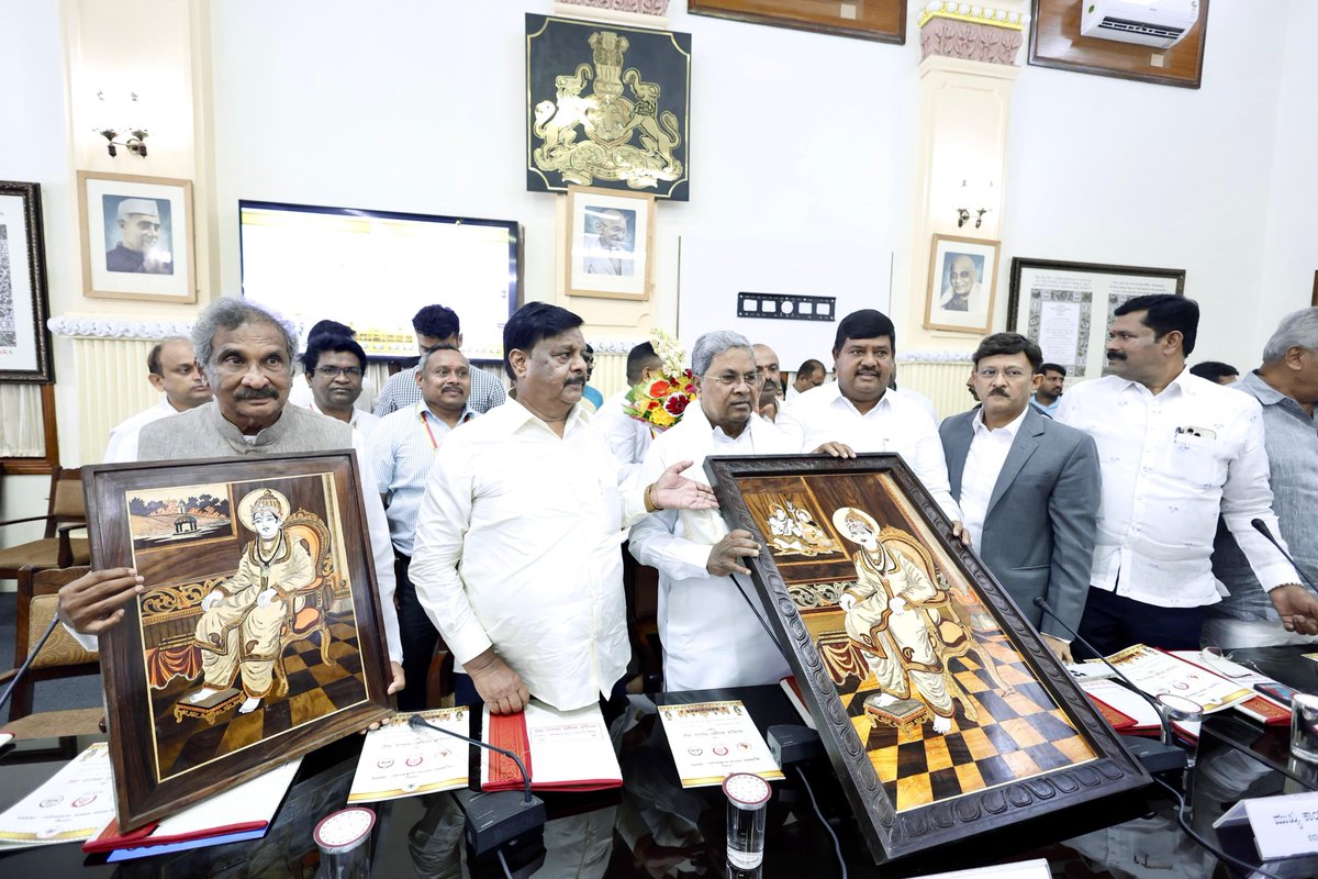 thekjgeorge's tweet photo. On behalf of @The_MEI_ltd, I handed over an interim dividend cheque of ₹1 crore from to the Hon'ble @CMofKarnataka Shri @siddaramaiah for the Chief Minister’s Relief Fund.

Hon’ble Ministers Dr. @CMahadevappa and Shri #ShivarajTangadgi; Chairman of Mysore Electrical Industries Ltd, Shri. #SManohar; Additional Chief Secretary of the @EnergyDeptGoK Shri @Gaurav_Gupta67; and Managing Director of Mysore Electrical Industries Ltd, Smt #AnitaC, were present on the occasion.

ಇಂದು ನಾನು ಸನ್ಮಾನ್ಯ ಮುಖ್ಯಮಂತ್ರಿಗಳಾದ ಶ್ರೀ ಸಿದ್ದರಾಮಯ್ಯ ಅವರಿಗೆ ಮುಖ್ಯಮಂತ್ರಿಗಳ ಪರಿಹಾರ ನಿಧಿಗಾಗಿ ಮೈಸೂರು ಎಲೆಕ್ಟ್ರಿಕಲ್ ಇಂಡಸ್ಟ್ರೀಸ್ ಲಿಮಿಟೆಡ್‌ನಿಂದ ₹1 ಕೋಟಿ ಮಧ್ಯಂತರ ಲಾಭಾಂಶದ ಚೆಕ್ ಅನ್ನು ಹಸ್ತಾಂತರಿಸಿದೆ.

ಮಾನ್ಯ ಸಚಿವರಾದ ಡಾ. ಎಚ್.ಸಿ. ಮಹಾದೇವಪ್ಪ ಮತ್ತು ಶ್ರೀ ಶಿವರಾಜ್ ತಂಗಡಗಿ; ಮೈಸೂರು ಎಲೆಕ್ಟ್ರಿಕಲ್ ಇಂಡಸ್ಟ್ರೀಸ್ ಲಿಮಿಟೆಡ್‌ನ ಅಧ್ಯಕ್ಷ ಶ್ರೀ ಎಸ್. ಮನೋಹರ್; ಇಂಧನ ಇಲಾಖೆಯ ಅಪರ ಮುಖ್ಯ ಕಾರ್ಯದರ್ಶಿ ಶ್ರೀ ಗೌರವ್ ಗುಪ್ತಾ; ಮತ್ತು ಮೈಸೂರು ಎಲೆಕ್ಟ್ರಿಕಲ್ ಇಂಡಸ್ಟ್ರೀಸ್ ಲಿಮಿಟೆಡ್‌ನ ವ್ಯವಸ್ಥಾಪಕ ನಿರ್ದೇಶಕಿ ಶ್ರೀಮತಿ ಅನಿತಾ ಸಿ ಈ ಸಂದರ್ಭದಲ್ಲಿ ಉಪಸ್ಥಿತರಿದ್ದರು.

@INCKarnataka @KarnatakaVarthe