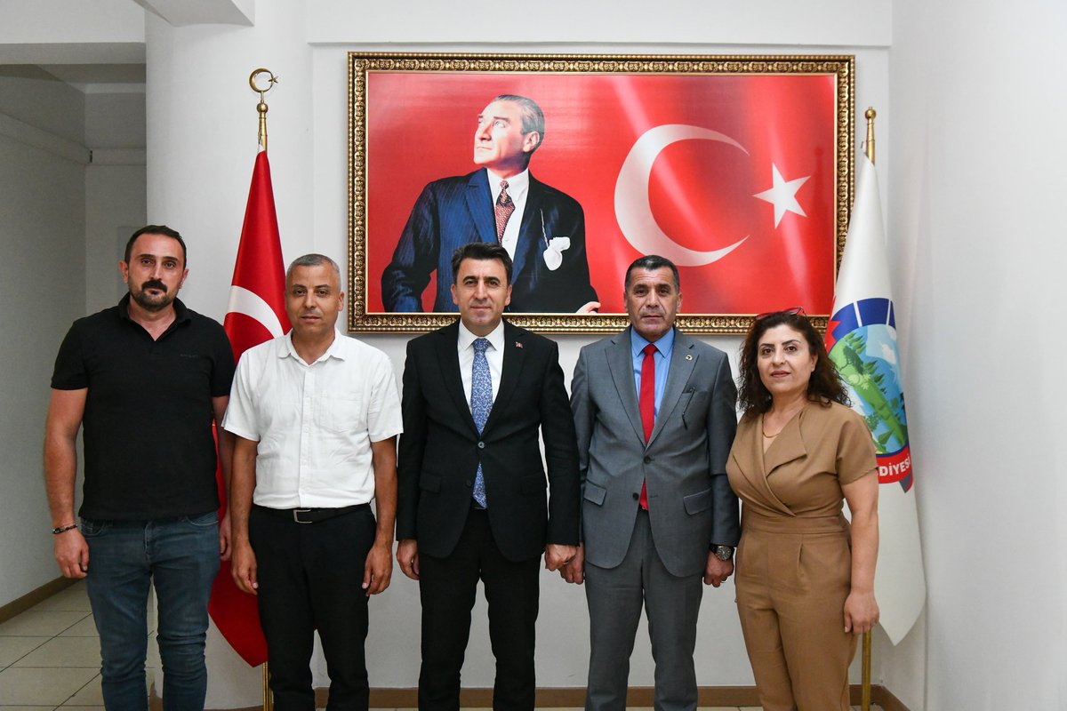 Tunceli Valisi Sayın Şeflik AYGÖL beyi Makamında hayırlı olsun ziyaretinde bulunup Şehit Gazi Eğitim sendikamızın 
Çalışmaları hakkında bilgi Alışverişinde bulunduk 
Kıymetli Valimizin bizlere göstermiş olduğu yakın ilgi ve alakalarından ötürü  teşekkürlerimizi sunuyoruz

 kısa