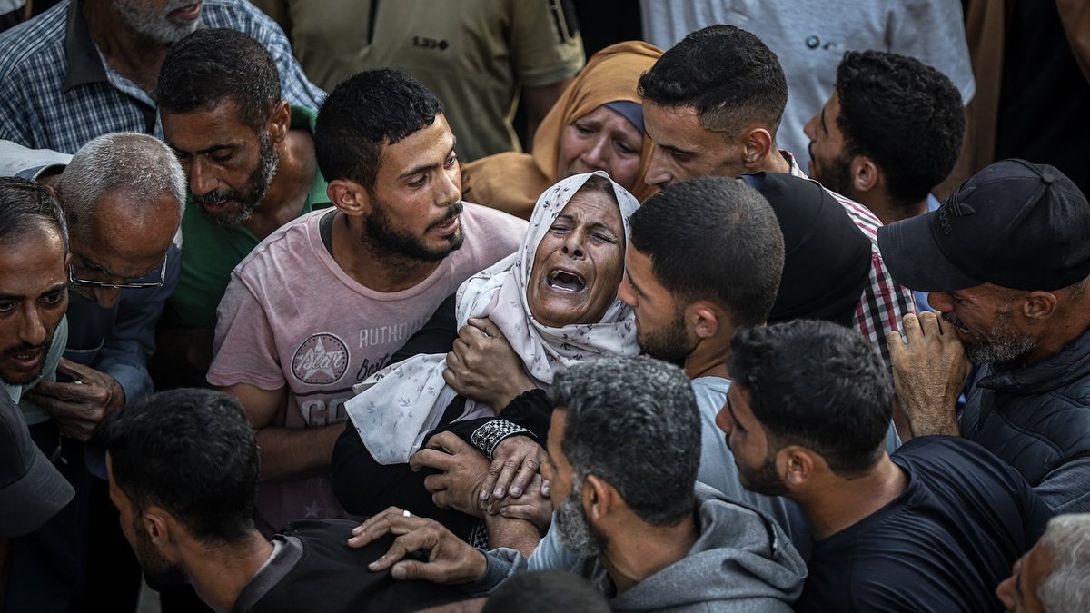 Soldados israelíes reciben órdenes de disparar a las colas del hambre

Comandantes ordenaron abrir fuego contra palestinos desarmados en los puntos de “distribución de ayuda”, asesinando a más de  500 personas e hiriendo 4.000 heridos solo en un mes.

🔗diariosocialista.net/2025/06/28/sol…