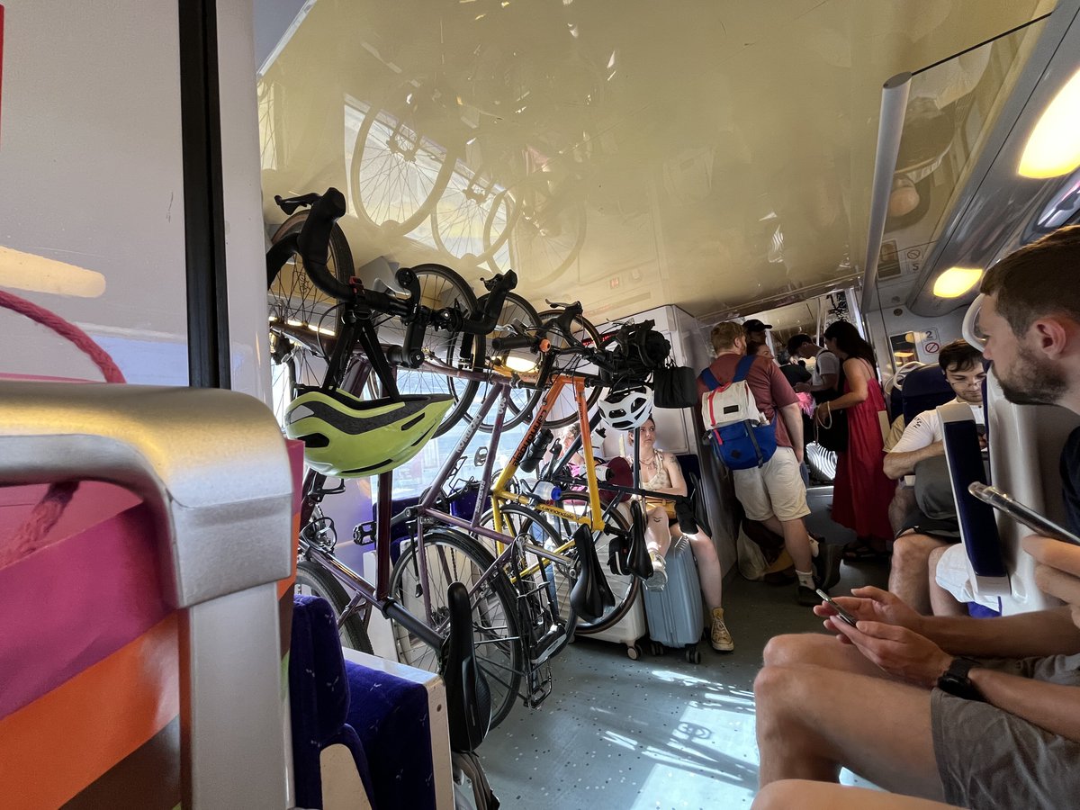 autommen's tweet photo. Bonjour @Aguilera_Fred ,
Je suis actuellement dans le TER 17976 Lyon-Annecy.
L’un des quatre seuls directs de la journée.
Je suis assis sur un strapontin et beaucoup de monde va faire le voyage (2h) debout, WC HS.
Pensez-vous que l’offre est parfaitement ajustée à la demande ? https://t.co/X8GvI05npL