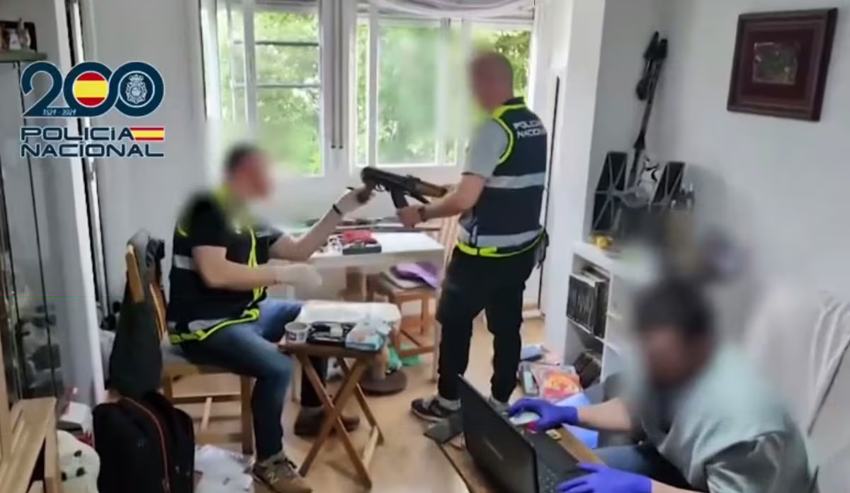 Destapan una red de explotación sexual infantil: 61 detenidos y 17 investigados

Entre los arrestados hay un profesor con menores en acogida, un exmilitar y un ingeniero informático; intervienen miles de archivos y dispositivos en todo el Estado español.

diariosocialista.net/2025/06/28/des…