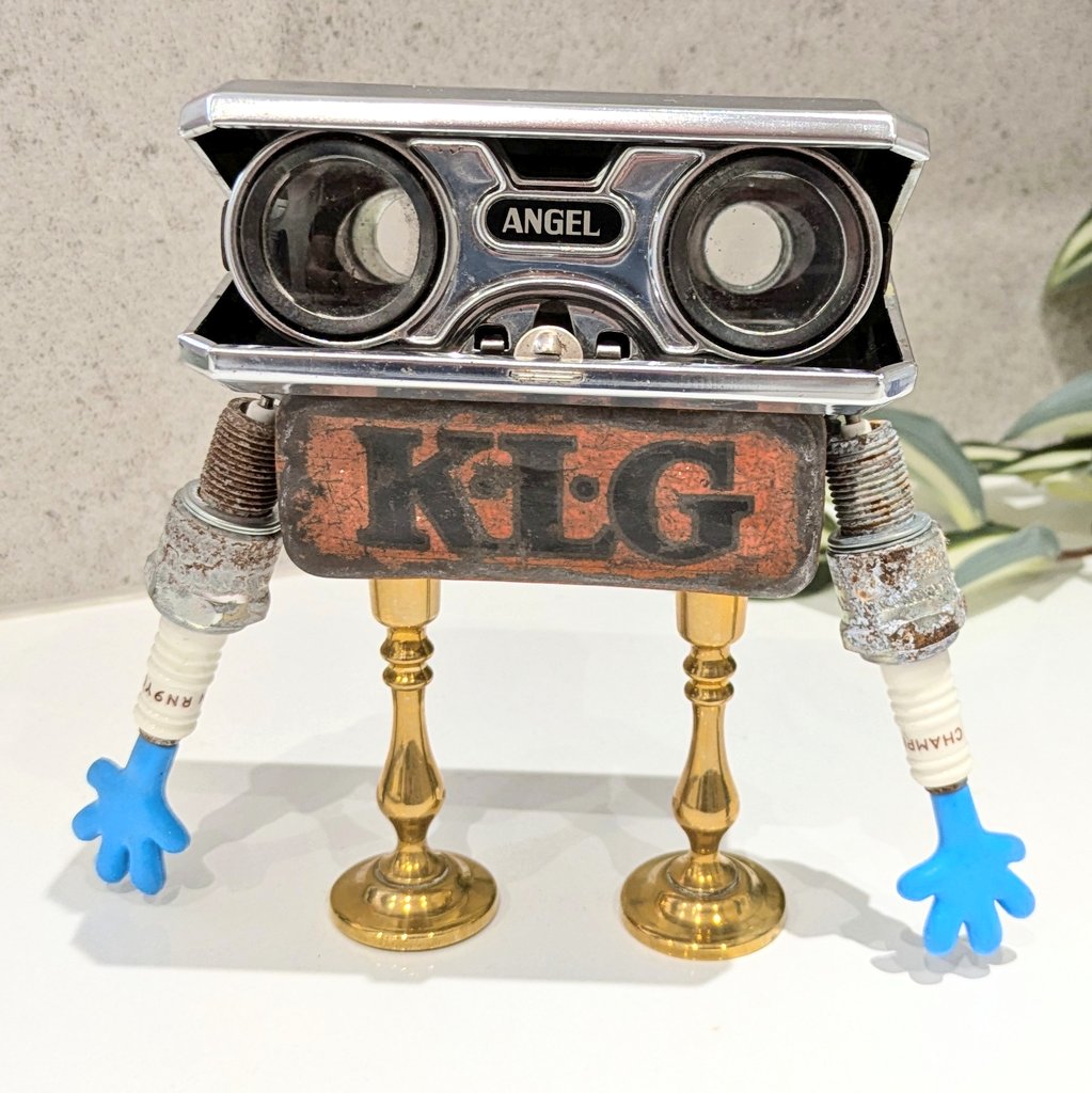 junk_bots's tweet image. KLG is a lovely Junkbot. He just likes his trousers up near his nipples. junkbotsrobots.etsy.com
#ukgifthour #shopindie