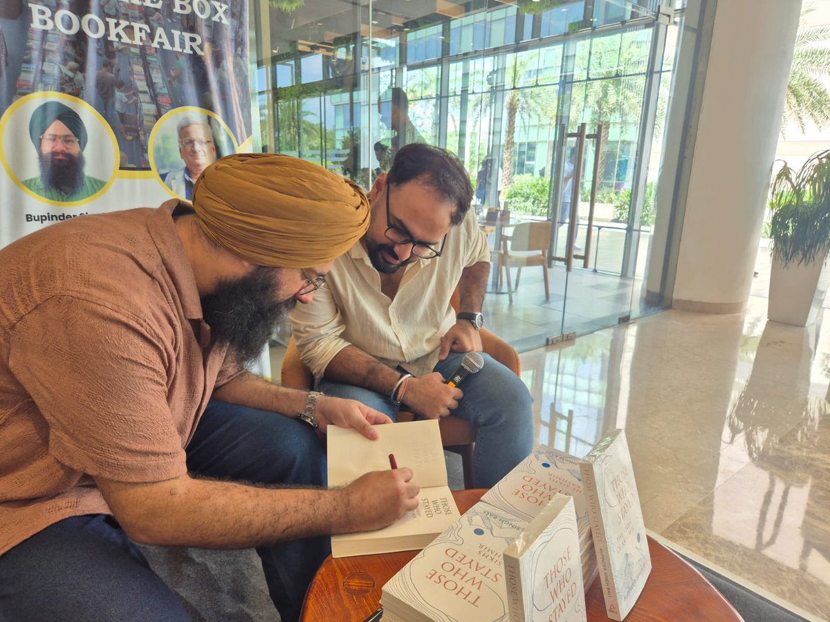 Snapshots from a thoughtful afternoon with Bupinder Singh Bali at Lock The Box Book Fair, Noida.

'Those Who Stayed: The Sikhs of Kashmir'📖✨