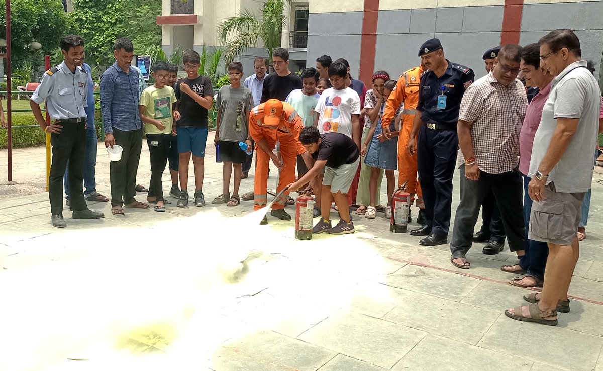 📍 Dwarka, New Delhi
🗓️ 28.06.2025 | ⏰ 10:20 AM – 12:30 PM
Team <a href="/16NDRF/">16NDRF</a> held a Community Awareness Program at Balaji Apartments, Sector 3.
✅Safety tips
✅Civic responsibility
✅Public engagement

Building bridges between citizens &amp; forces.
#CommunityOutreach #PublicAwareness