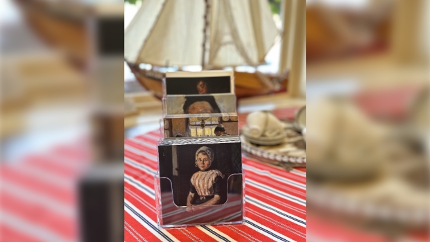 Set van vier Urker kunstkaarten te koop in Museum het Oude Raadhuis; onder meer sfeervol tafereel en lachende Jan Weerstand -  heturkerland.nl/l/48762