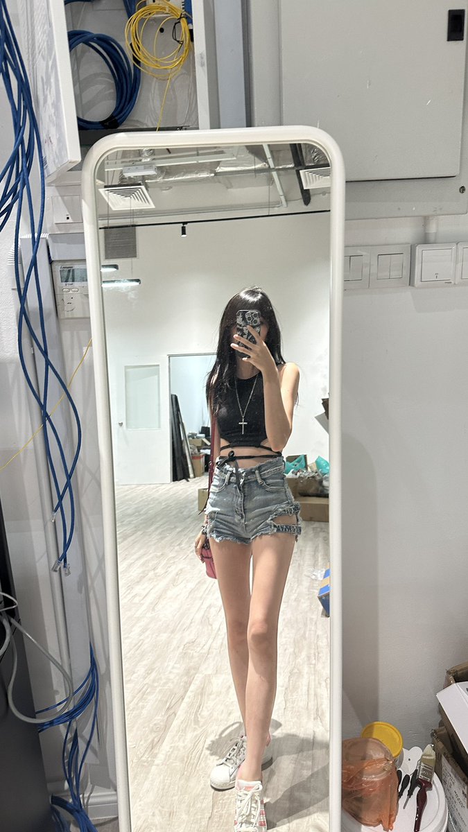 Do ya, do ya feel what I feel?
Do you love like I love?
Would you hold my hand?
Would you let me go? 

#AlwaysLove  #HYUNJINxD4VD