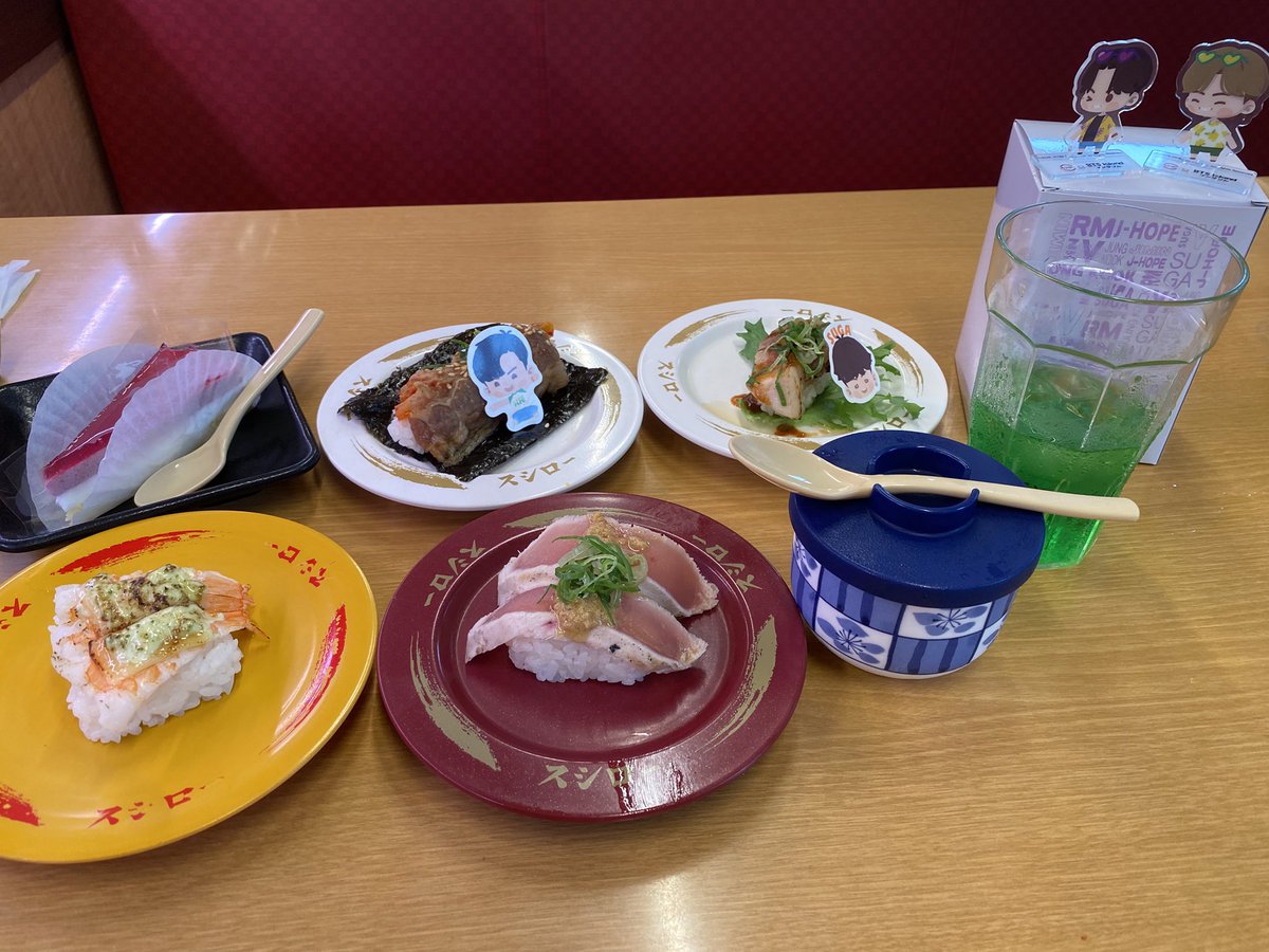スシローとバンタンのゲーム（インザソム）のコラボに行ってきた🍣かわいい＆おいしい🫶
スシローさん除隊後のこのタイミングでのコラボありがとうございます💜スポも面白かったです✨
（クッション当たりますように🙏w）
#インザスシローフォトキャンペーン