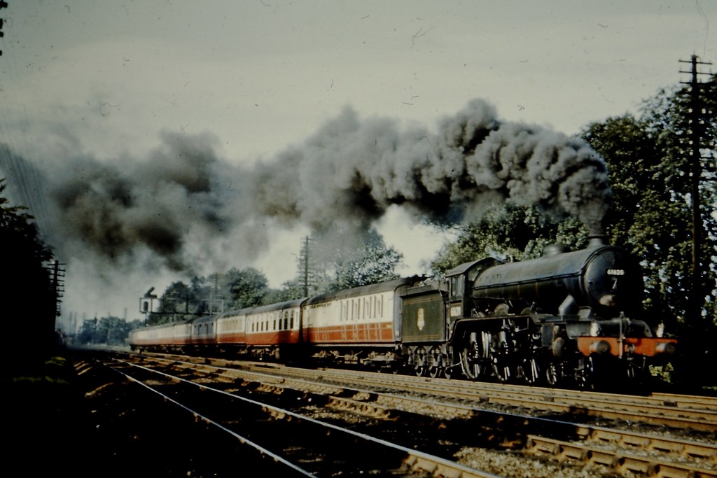 Ex LNER Class B17 4-6-0 61620 'Clumber' working hard near Hatfield on the East Coast Main Line in 1957.
61620 was designed by Nigel Gresley &amp; entered traffic as LNER 2820 on 11/11/30. 61620 was withdrawn on 1/25/60 and was declared cut up just 6 days later
📸 unknown