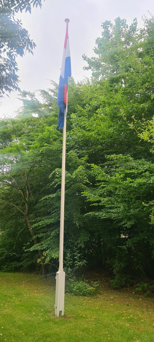 Op Veteranendag gaat bij ons de vlag in top! Dank voor inzet! 
#NLVD #veteranendag #80jaarVrede #NLVD2025