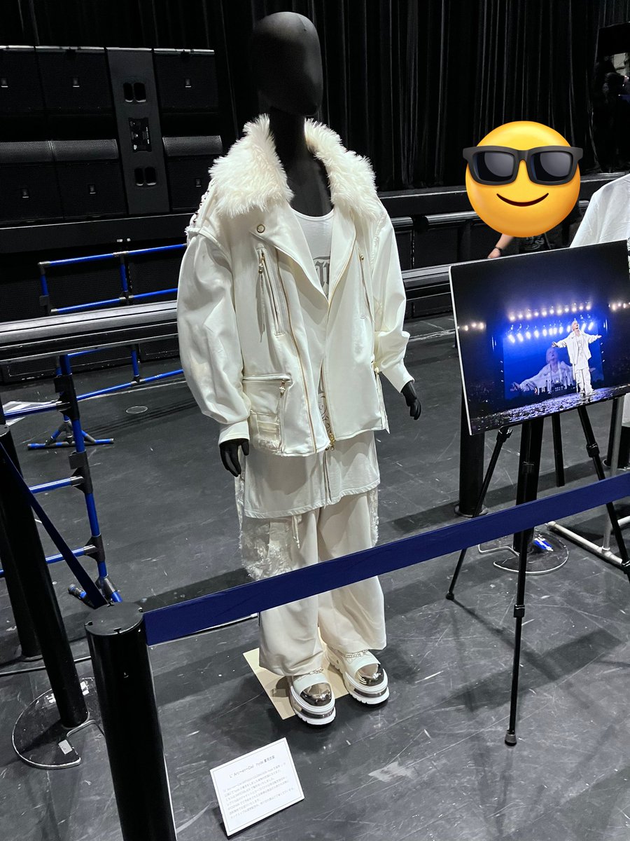 L'Arc-en-Cielの LIVEで着た白イド衣装を見れて嬉しい☺️ #HYDE