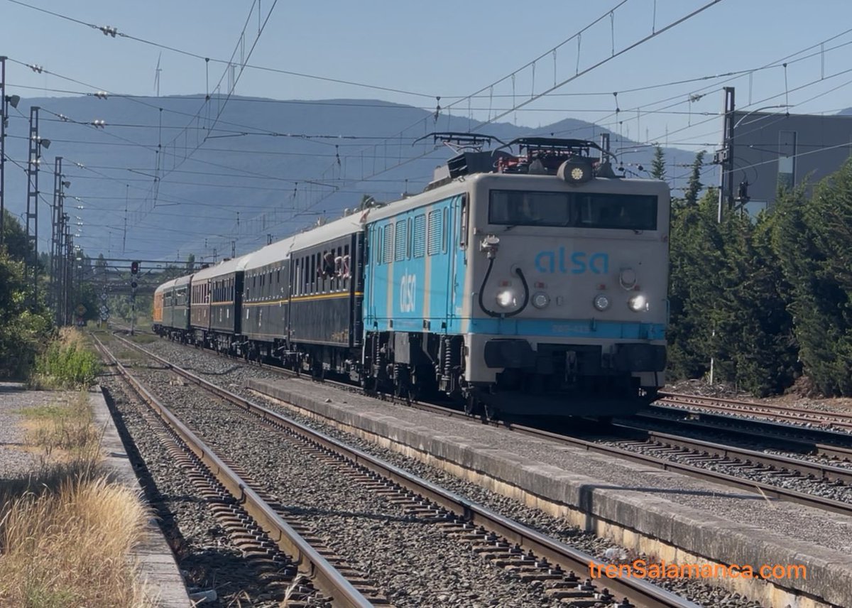 El Tren Azul de <a href="/azaft_org/">AZAFT</a> de camino a San Sebastián con el Expreso de la Concha a su paso por la estación de Noain, colateral de Pamplona.

Tren traccionado con la “Japonesa” 269-413 de <a href="/Alsa_autobuses/">Alsa</a>