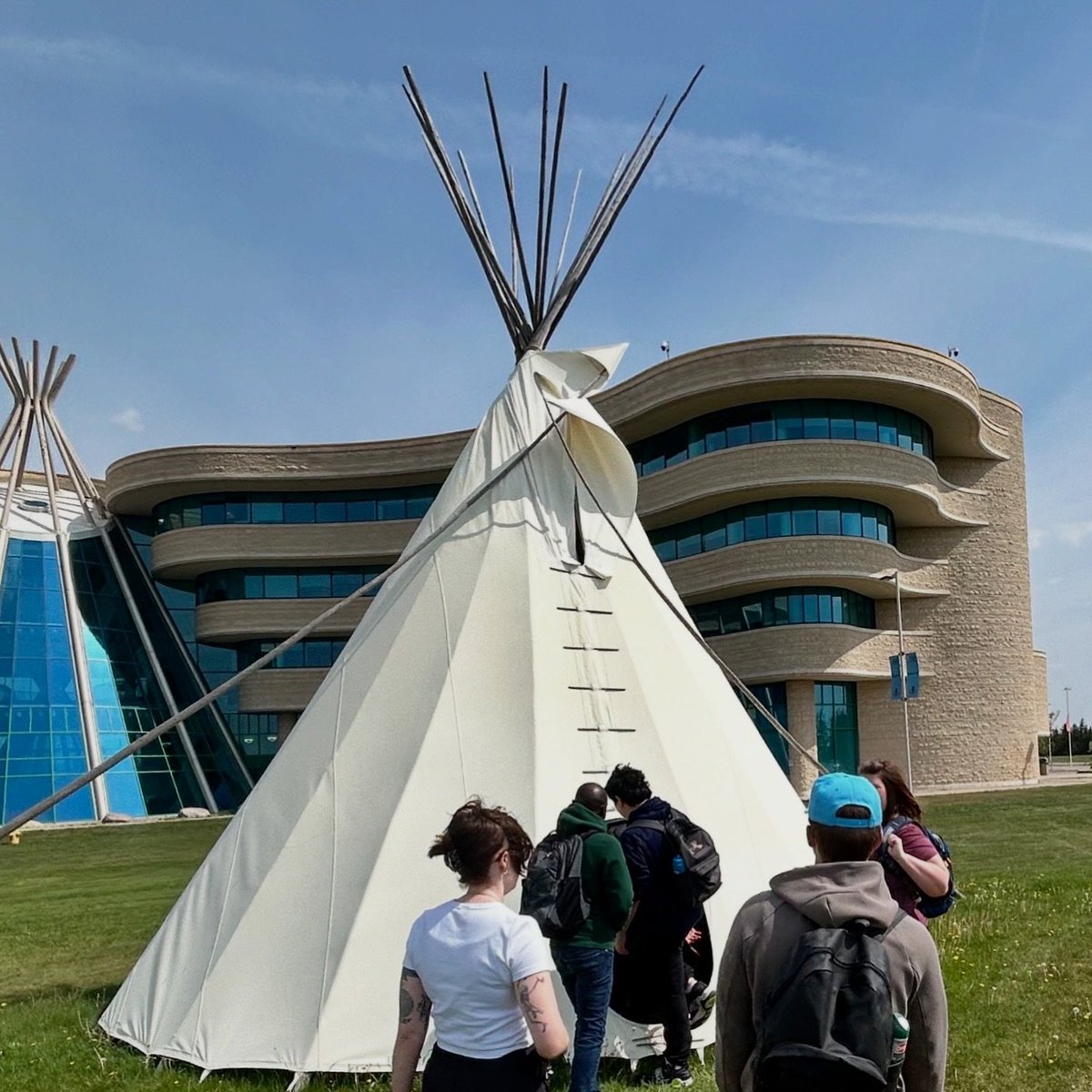 JesuitsofCanada's tweet image. Rooted in Ignatian tradition, the Kairos Retreat offered MTMS students a space to reflect on who they are and who they are becoming — preparing their hearts as much as their minds for the road ahead.
hubs.la/Q03tWcfq0