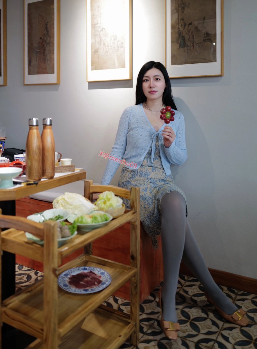 还是别人的老婆最美😊

我承认也曾无聊地量化爱情，喜欢小狗加三分，不愿意陪我淋雨减三分，酒量好加五分，不爱吃火锅烧烤减五分，和我玩超市捉迷藏再加十分。但一想到喜欢你，计算器就红心滴滴滴胡乱闪动，加九万九千九百九十九分 https://t.co/s6Hw0uijXR