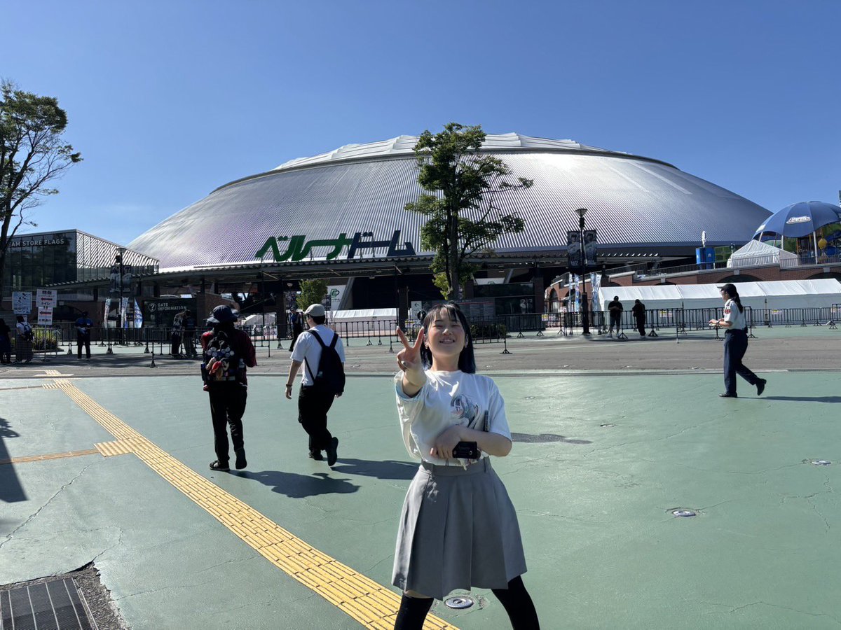 aoi_umino412's tweet image. 会場に着いた時の嬉しそうな私
一応Aqoursの制服イメージ

#lovelive #Aqours
#Aqours_finale_Day2