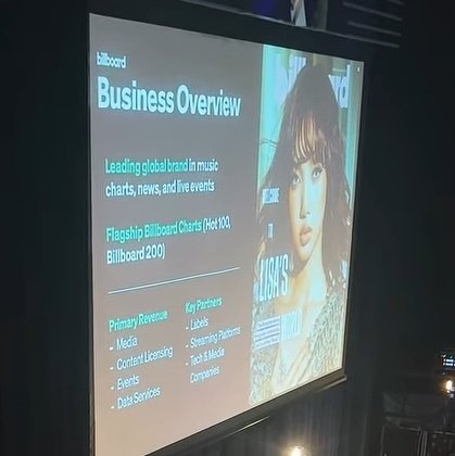 เมื่อวานที่งาน Billboard Asia Conference 2025  Mike Van ( CEO of Billboard ) ได้นำรูปปกบิลบอร์ดของลิซ่ามาใส่ใน presentation ของตัวเองด้วย

#LISA <a href="/wearelloud/">LLOUD</a>