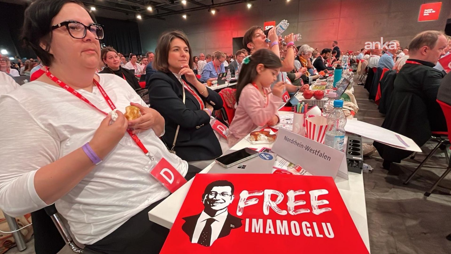 Berlin’de “İmamoğlu’na Özgürlük” Çağrısı: SPD Kongresinde Dikkat Çeken Pankartlar Berlin