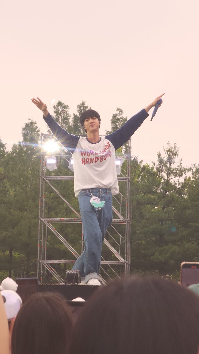 chaoticksj's tweet photo. THE BABY IS SUCH A BOBAAAAAAAAAA BALLLLLLL https://t.co/VJJ0YjKzuY