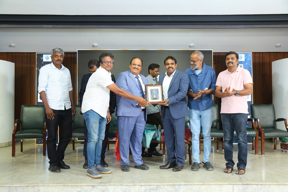 Chithirai presented and honored Thadam Pathitha Tamizhar Award