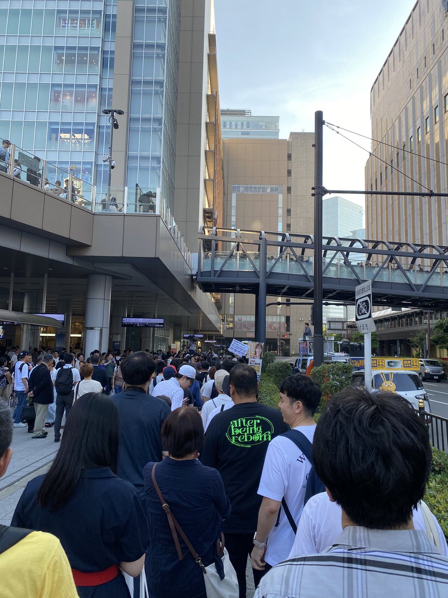 演説会後の握手会、凄い列です。
この後ろにもまだ列が。

立憲の演説会よりも人数が多い印象でした。

#国民民主党
#玉木雄一郎
#足立康史
#わたなべりお