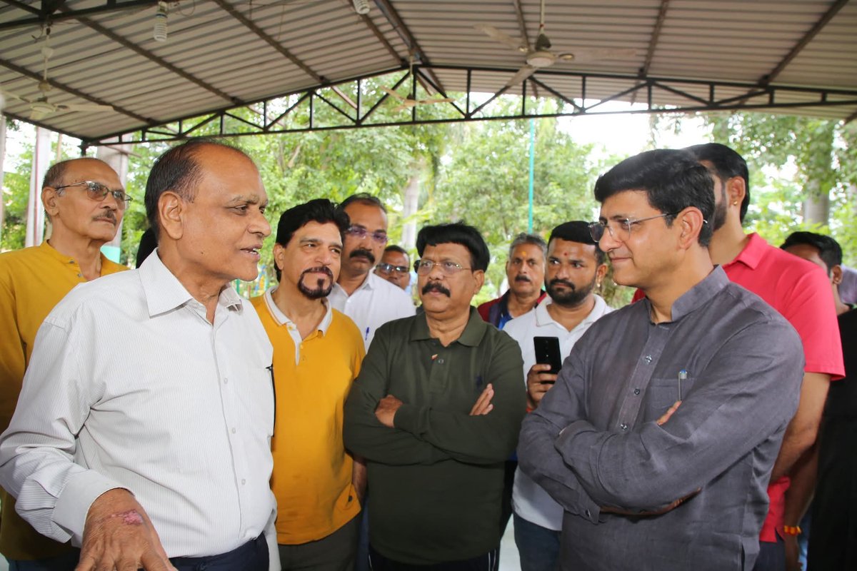 SwachhIndore's tweet photo. इंदौर नगर पालिक निगम द्वारा किए जा रहे विभिन्न जनहितैषी कार्यों को आम जनमानस तक पहुंचाने के निमित्त महापौर श्री@advpushyamitraने वार्ड 45 में विकास कार्यों का निरीक्षण कर नागरिकों से संवाद किया।
#SwachhIndore
#indoremodel
#GreenIndore
#CleanIndore
#DigitalIndore
#SolarCity https://t.co/uTOu9zrBq1