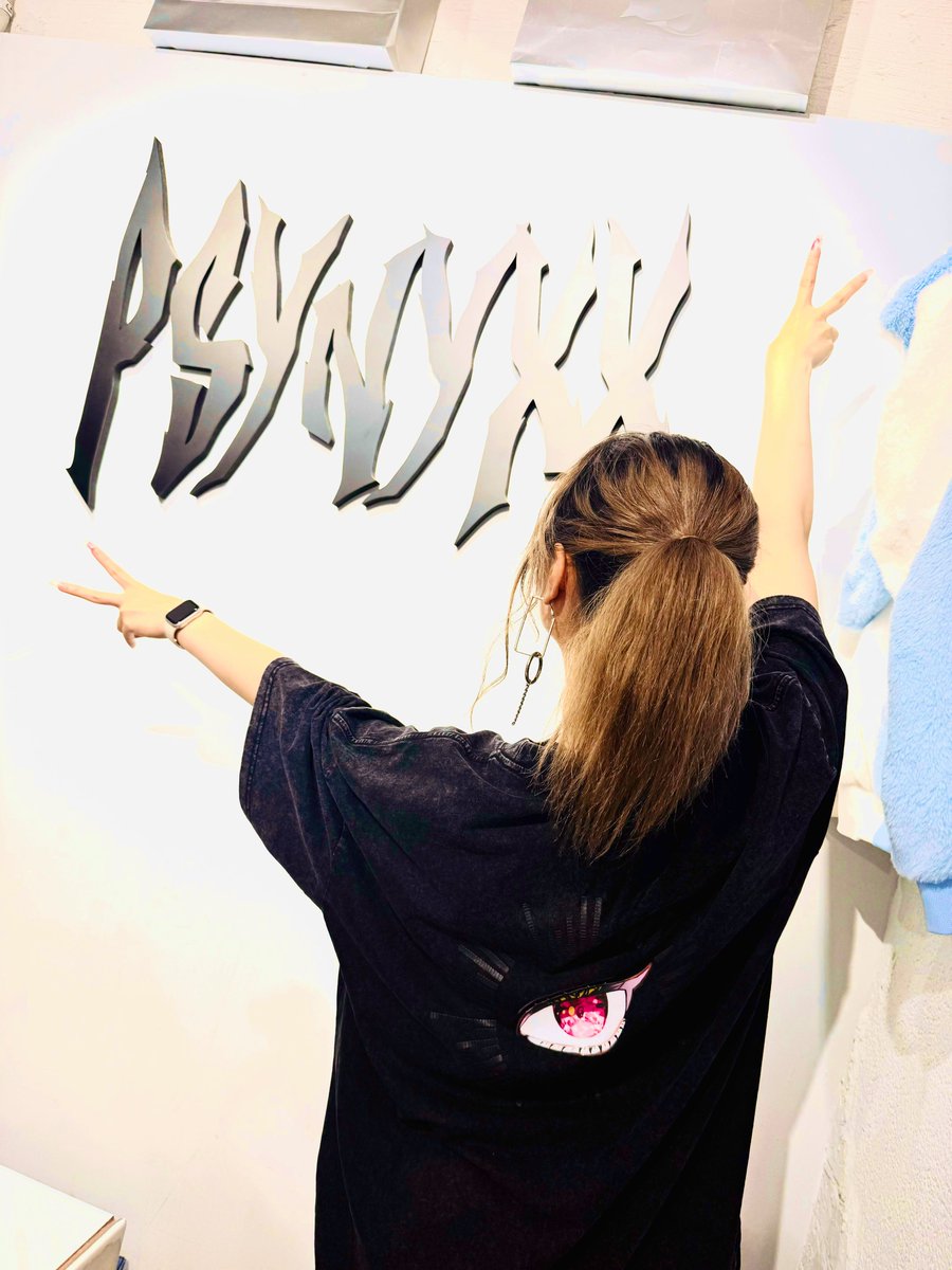 みゅい、一日店長してます✌︎('ω'✌︎ )✨✨
バックデザインの目が良すぎるコラボT👀💕