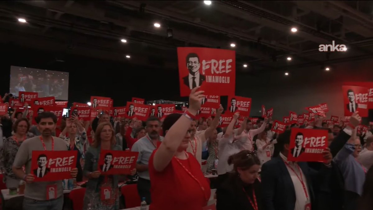 Berlin SPD Kongresi'nde Özgür Özel konuşurken...

"Free İmamoğlu" dövizleri...