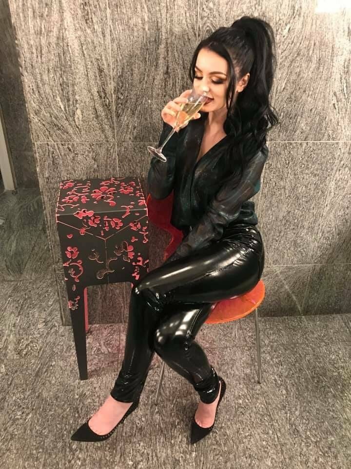 WitchySaraya's tweet image. 🤍🖤Saraya-Jade Bevis 🖤🤍

🤍Wrestler/Model/Witch
🖤Not new to Rp
🤍Multiship
🖤Bisexual Huge Fem Lean
🤍Kinky
🖤NSFW/SFW1
🤍Can be futa
🖤Descriptive 
🤍Story Driven
🖤RT spread the word