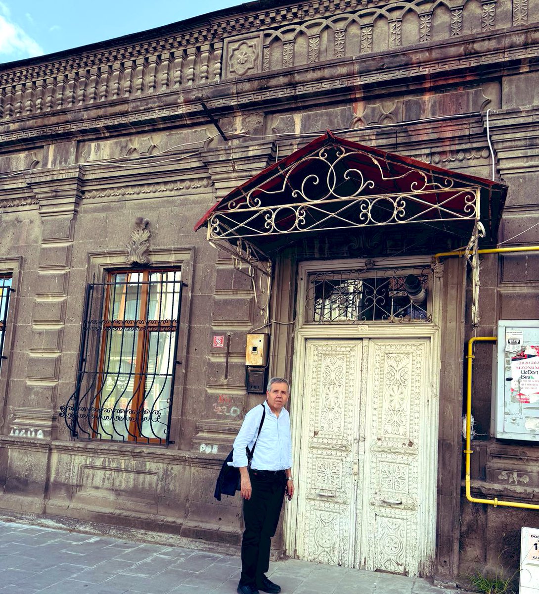 Kars 1878-1918 arasında 40 yıl Rus işgalinde kalır. Bu süreç içinde Rusların bilhassa İtalyan mimari stilini geliştirip Baltık Mimarisi adı verilen tarzda Kars’ta yüzlerce yapı inşa etmişlerdir. Bunlardan birinin kapısı da günümüze kadar ulaşmıştır.
