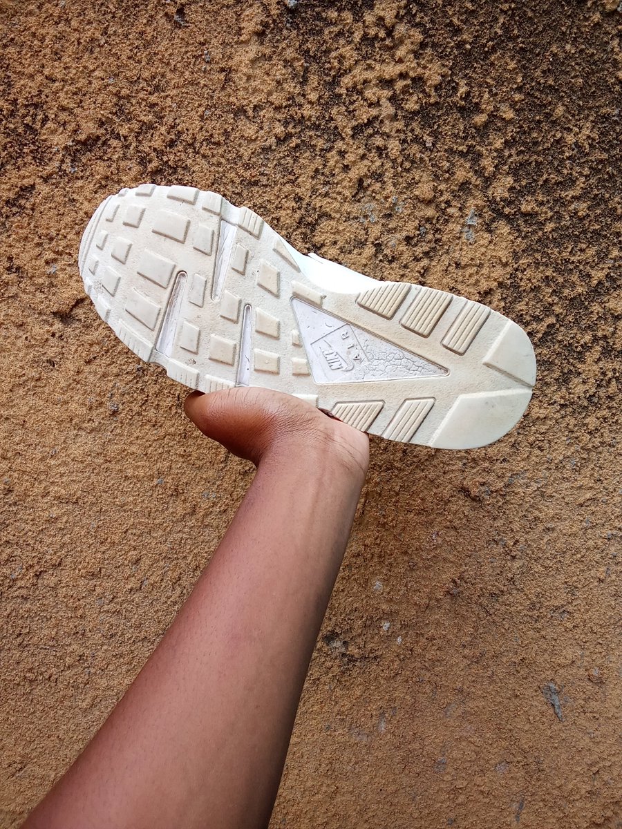 Mtumba sneakers 
Nike Huarache  🤍 
UK 8.5/42