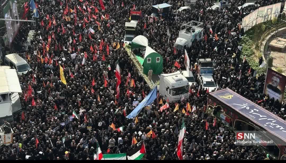 baaraan66's tweet photo. کسانی که می‌گویند مردم ایران از انقلاب و رهبرشان جداهستند تصاویر را با دقت ببینند و مردم واقعی انقلابی ایران را ببینند این مردم برای خاک وطن خود شهیدها داده اند که از خونشان نمی‌گذرند و تا ابد با دشمنان خاکشان دشمنند...
#بدرقه_90میلیونی 
#پایتخت_مقاومت https://t.co/KGlqtmBEdA