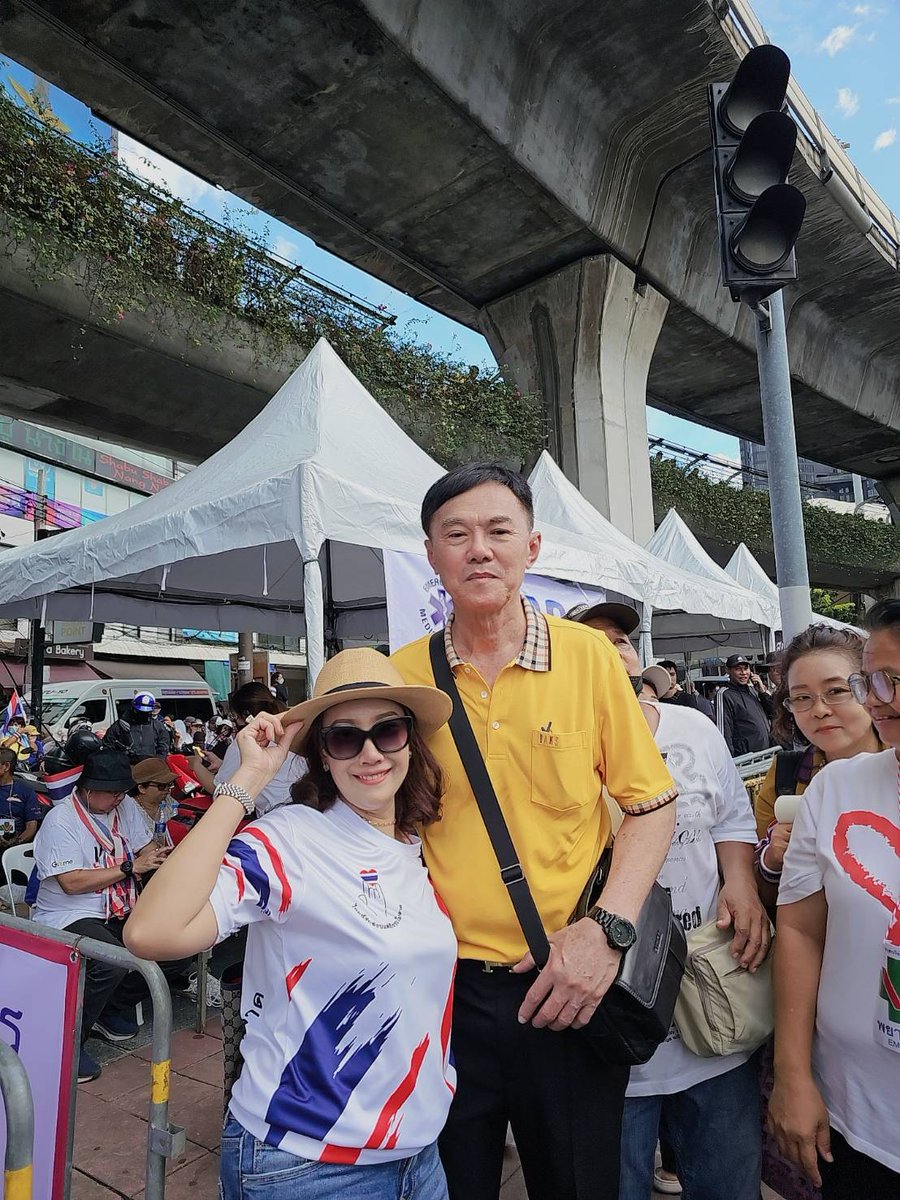 Tong24821's tweet photo. ป้าพามาไล่ อีหลานลุงอังเคิล
#ม็อบ28มิถุนา https://t.co/tk26a7p0qR