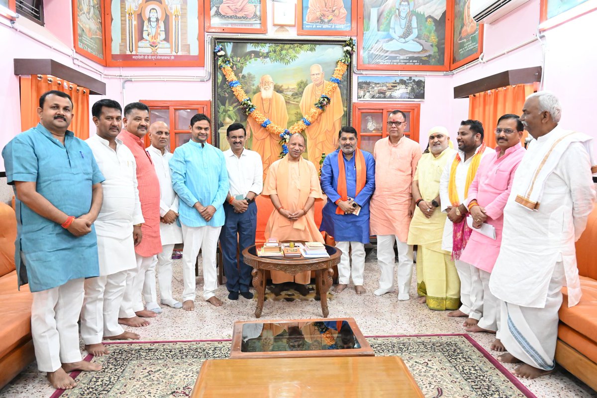 DrMangleshBJP's tweet image. आज @GorakhnathMndr परिसर में मा० मुख्यमंत्री श्री @myogiadityanath जी की अध्यक्षता में महामहिम राष्ट्रपति श्रीमती द्रौपदी मुर्मू जी के प्रस्तावित आगमन व आयुष विश्वविद्यालय उद्घाटन हेतु तैयारियों पर समीक्षा बैठक सम्पन्न हुई। 🙏