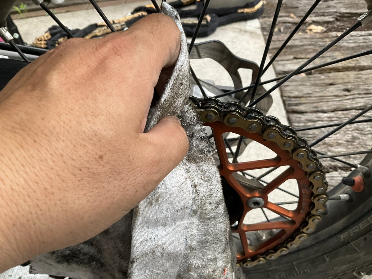 KTM819O4's tweet photo. #FREERIDE250F #チェーン清掃 #注油 https://t.co/c7wWqB0RBV