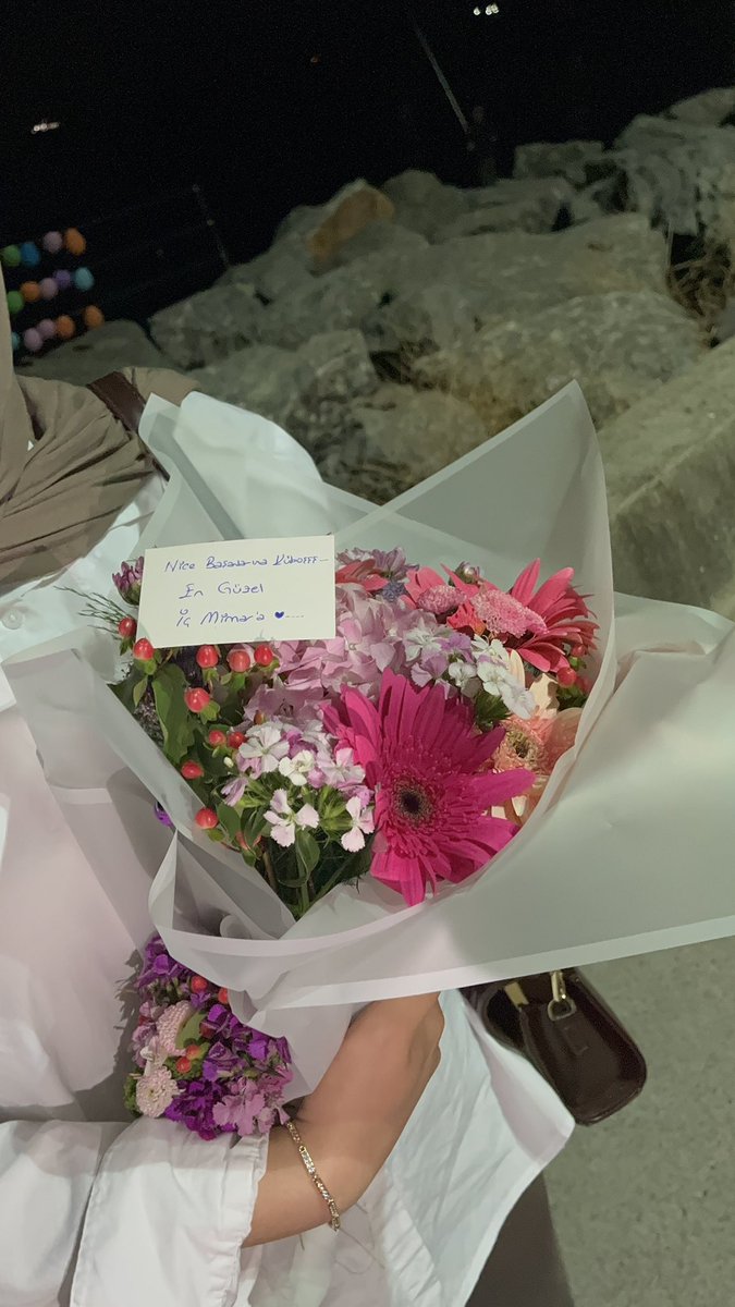 Mezuniyetimi çiçekle taçlandıran canım kuzenlerim…iyiki varsınız 🎓💕