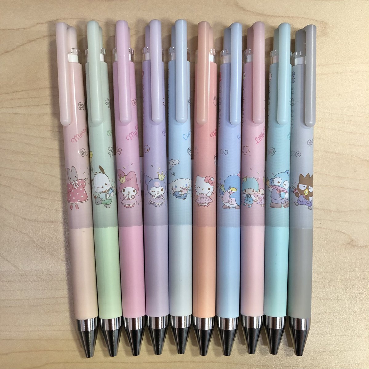 Hi_NOTE_isesaki's tweet image. パイロットのゲルインキボールペン、ジュースアップにサンリオキャラコラボが登場🍹
マイメロ・キキララは50周年、クロミちゃんは20周年のお祝い企画だそうですよ🥳
1本税込330円、缶ペンケースセットは税込1100円🥫
数量限定でなくなり次第終了です💨
#ハイノート #ハイノート伊勢崎店 #文房具 #文具