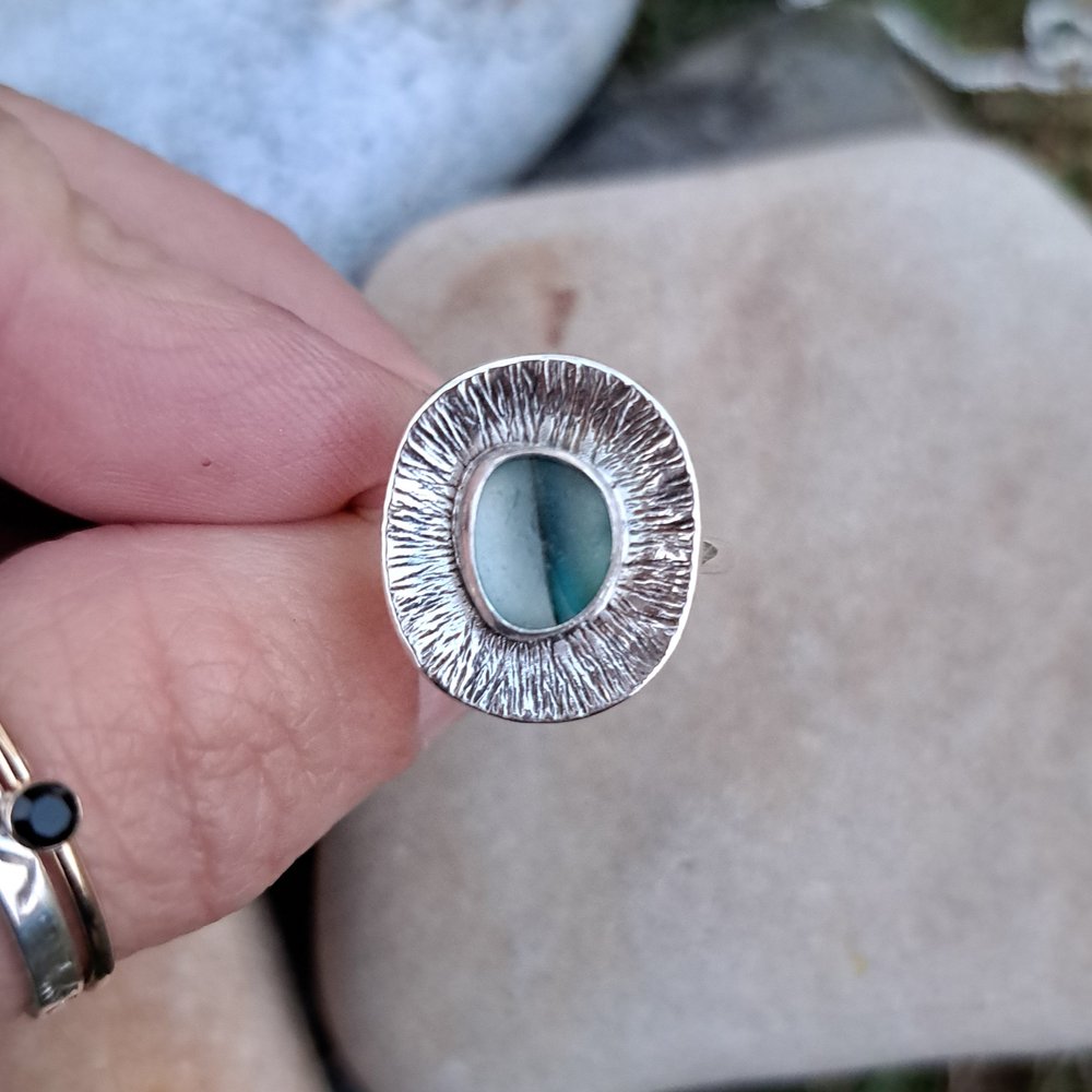 i_love_dolly's tweet image. Sharing a beautiful sea glass multi ring today. Multis are rarely found on the beach, usually by former art glass places as it is often from old discarded decorative pieces made up using all the bits of glass at the end of the day!
ilovedollyjewellery.co.uk/rings/blue-and…
#UKGiftHour #UKGiftAM