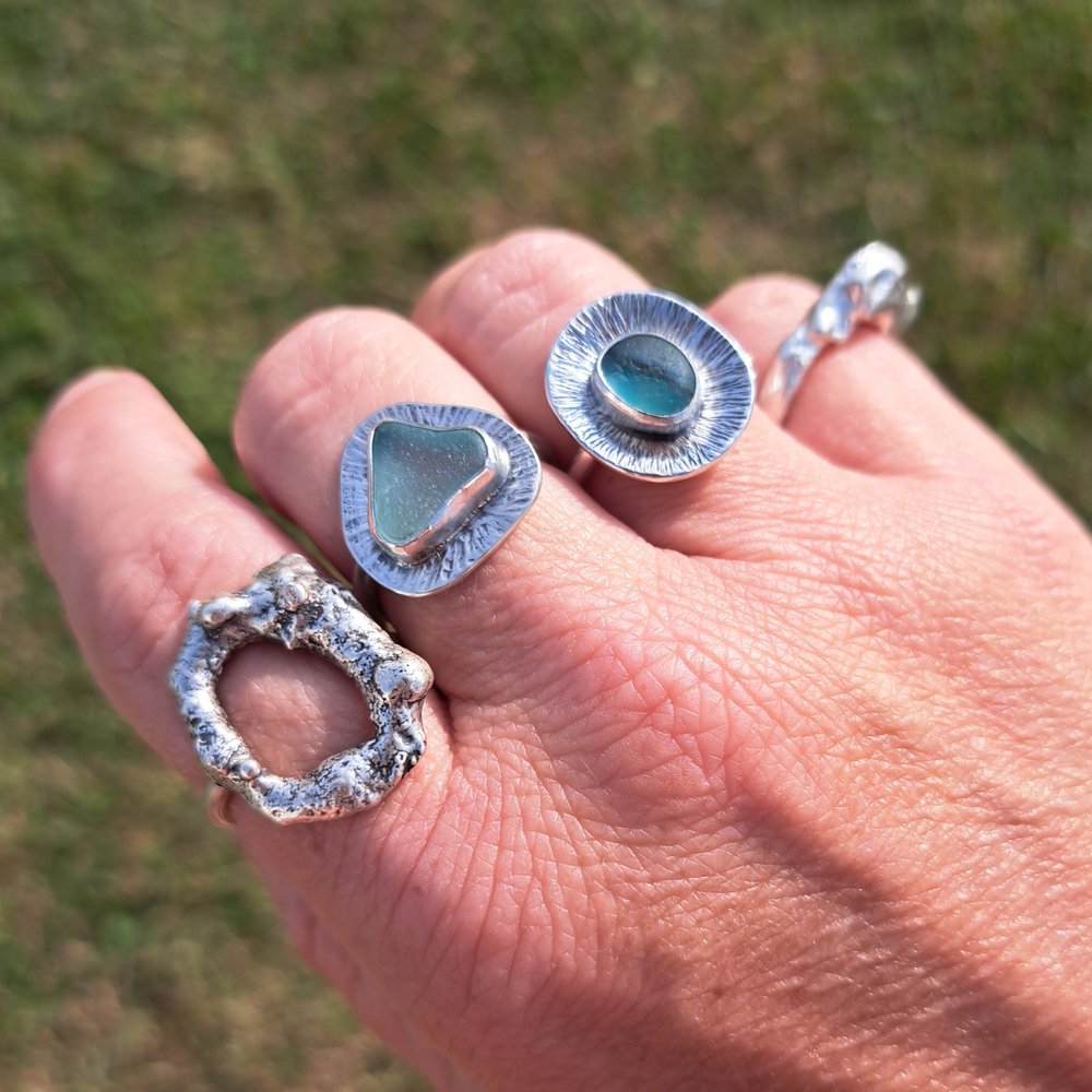 i_love_dolly's tweet image. Sharing a beautiful sea glass multi ring today. Multis are rarely found on the beach, usually by former art glass places as it is often from old discarded decorative pieces made up using all the bits of glass at the end of the day!
ilovedollyjewellery.co.uk/rings/blue-and…
#UKGiftHour #UKGiftAM
