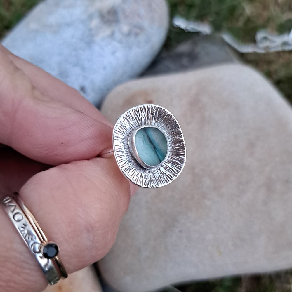 i_love_dolly's tweet image. Sharing a beautiful sea glass multi ring today. Multis are rarely found on the beach, usually by former art glass places as it is often from old discarded decorative pieces made up using all the bits of glass at the end of the day!
ilovedollyjewellery.co.uk/rings/blue-and…
#UKGiftHour #UKGiftAM