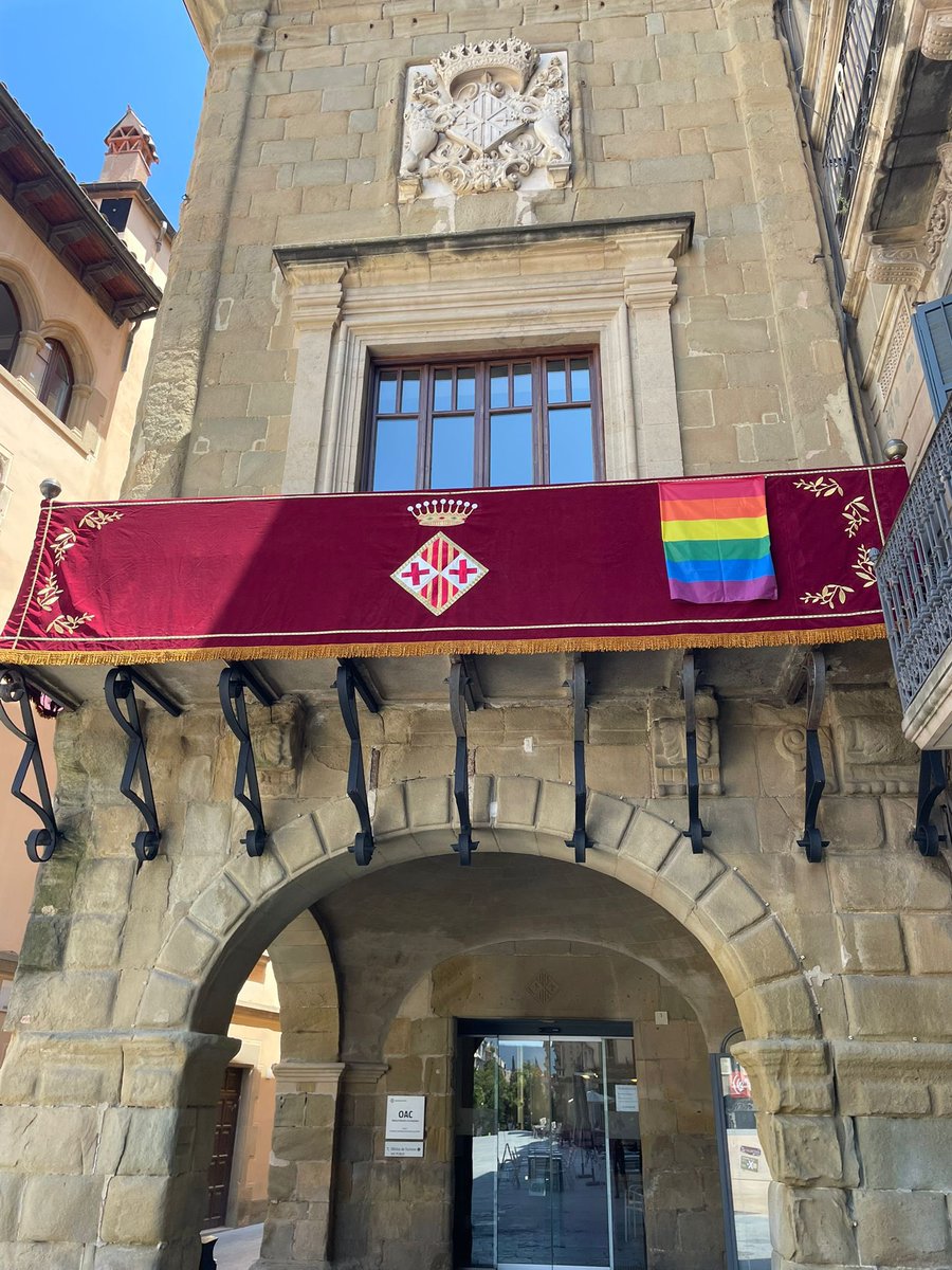 🏳️‍🌈 Avui, 28 de juny, l'Ajuntament de Vic llueix la bandera LGBTI+ per celebrar el Dia Internacional de l’Orgull LGBTI+! ✊🏻Reivindiquem el dret a ser i estimar lliurement, sense por ni discriminació. La diversitat ens fa més rics com a societat i la lluita pels drets LGBTI+ ens